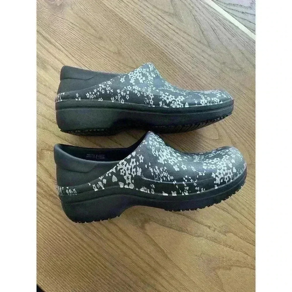 Crocs Neria Pro II Black Metallic Silver Flowers Slip On Work Clogs Nursing W 6 - Picture 3 of 7